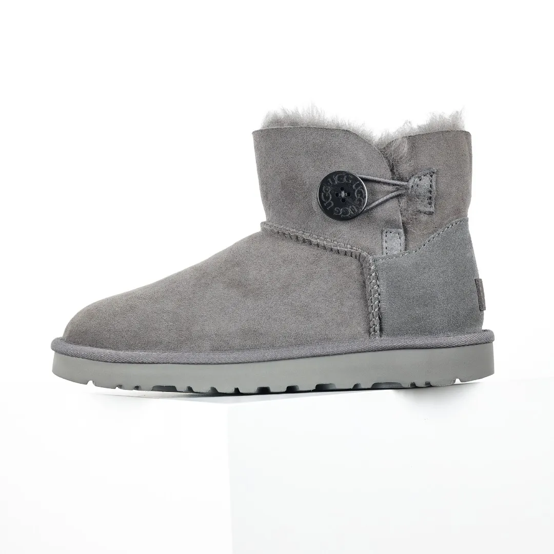 Pick up locally 💰540 The core recommendation is good price UGG basic Bailey twist style Xiaohongshu hot style Henan Longfeng leather production Sheepskin integrated top quality in the market 2-3 cm cashmere insole to keep warm in winter and a very suitable choice for home use UUG has launched a style series in the new year, which is partially geared towards the preferences of young consumers and has also moved to the forefront of fashion trends. Shoe body material Water-repellent coated suede upper 17mm UGGPURE™ implanted wool insole Lightweight non-slip comfortable rubber outsole With brand LOGO Trademark Comes with full packaging Size: 35 36 37 38 39 40
